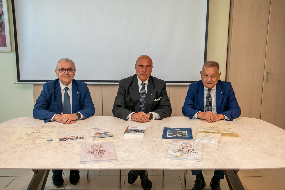 Il Rettore Stefano Masullo e i nuovi consiglieri del Senato Accademico ISFOA nella sede di Milano.