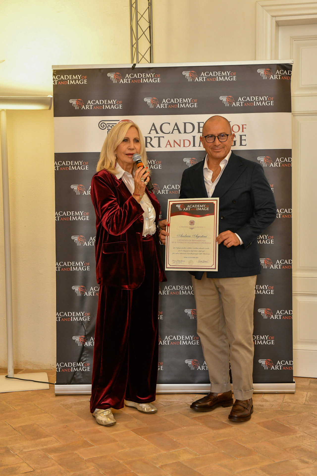 Consegna di un attestato sul palco di Academy of Art and Image