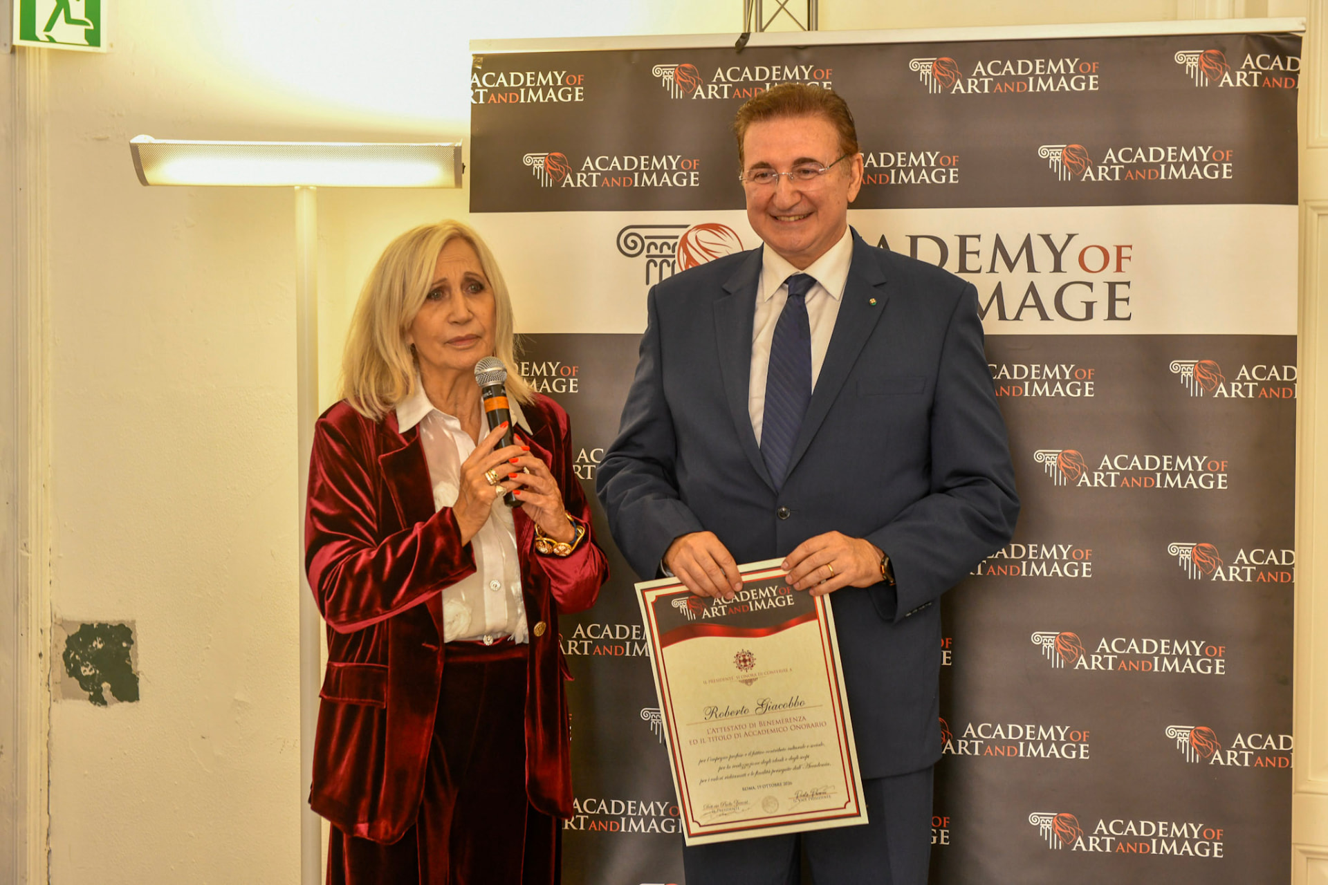 Consegna di un riconoscimento durante l'evento